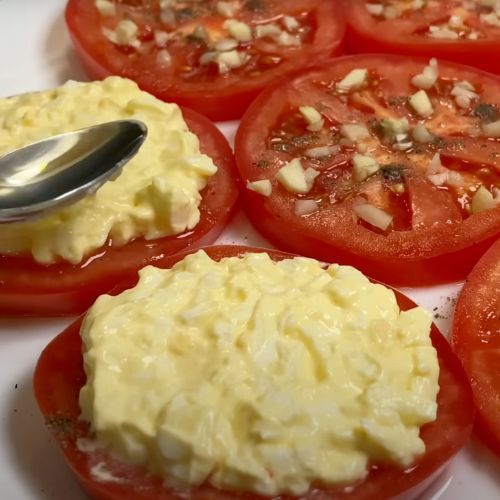 pomidor z pastą jajeczną