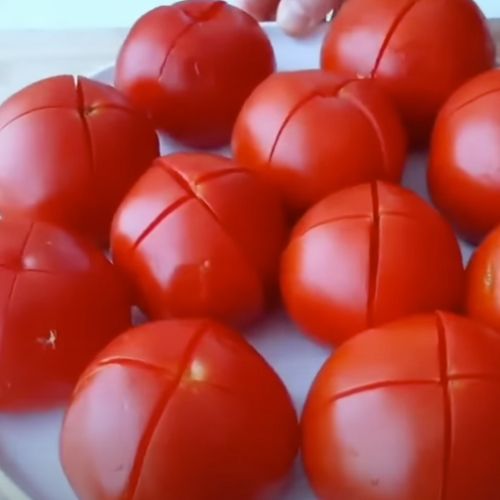 Natnij, nafaszeruj i odstaw na zimę. Ten przepis na pomidory jest genialny