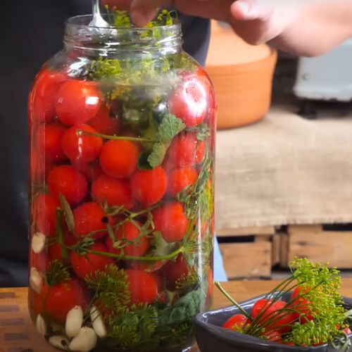 Strzelczyk poupychał pomidory w słoikach. Są lepsze nawet, niż ogórki małosolne