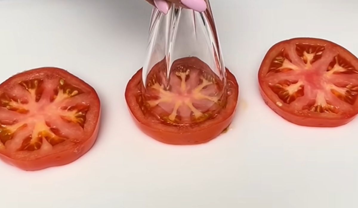 pomidor z kieliszkiem 