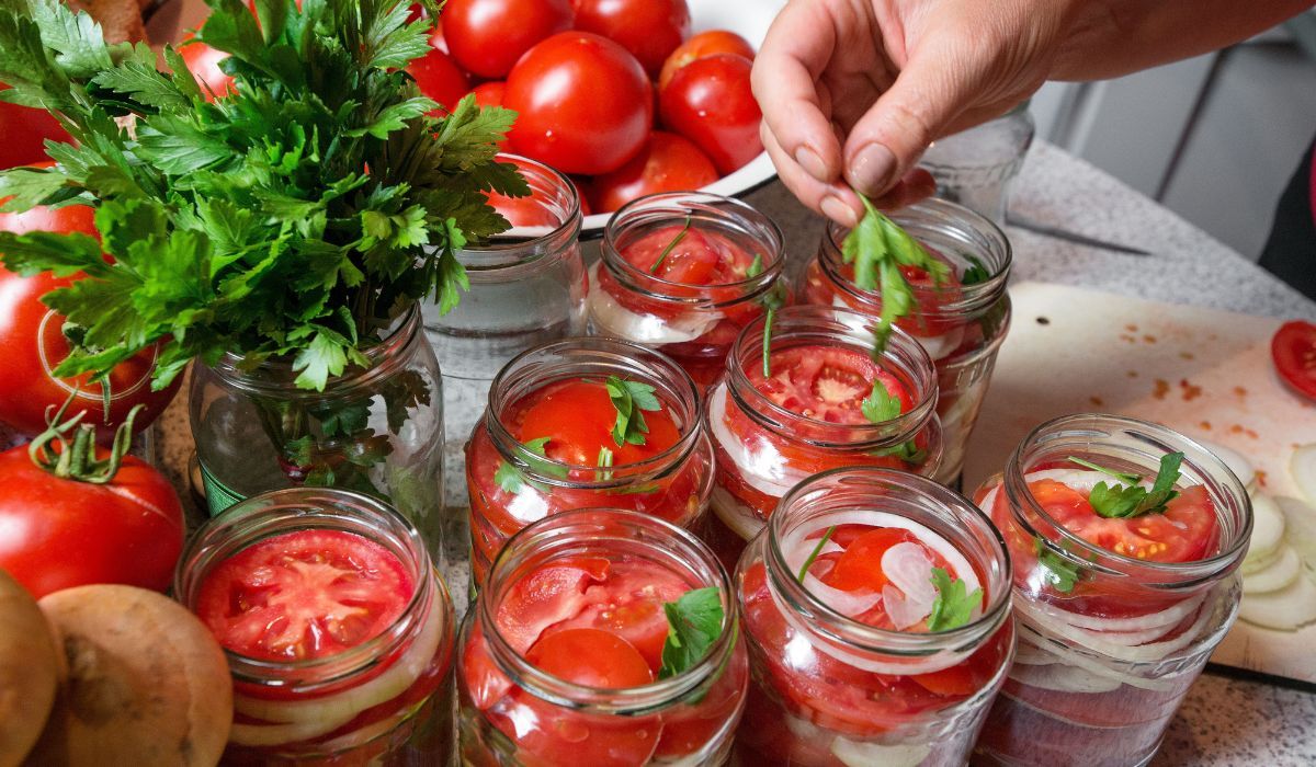 Co zrobić z nadwyżką pomidorów? Te przetwory nie mają sobie równych