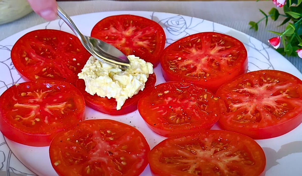 plastry pomidorów z pastą