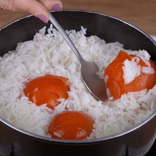 Weź pomidory i wsadź do gotującego ryżu. Ten patent jest genialny