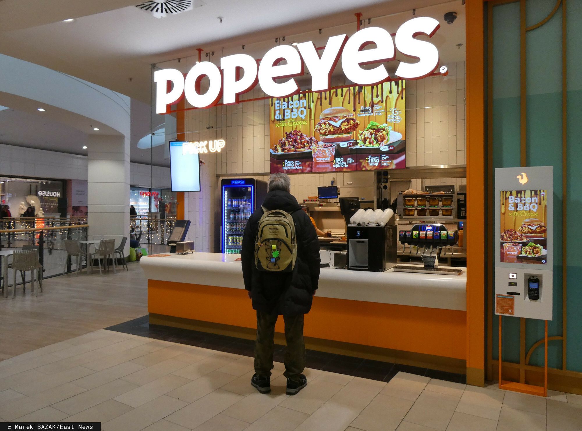 Znana sieć restauracji szuka pracowników w Polsce. Zarobki sięgają 16 tys. zł miesięcznie