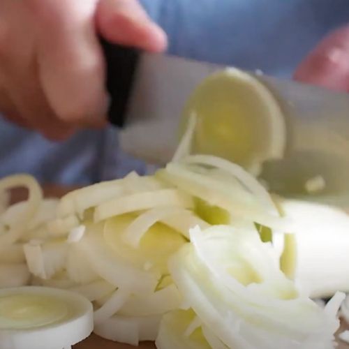 Posiekaj pora, dodaj cebulę i zalej bulionem. Błyskawiczną zupę zrobisz w 30 minut