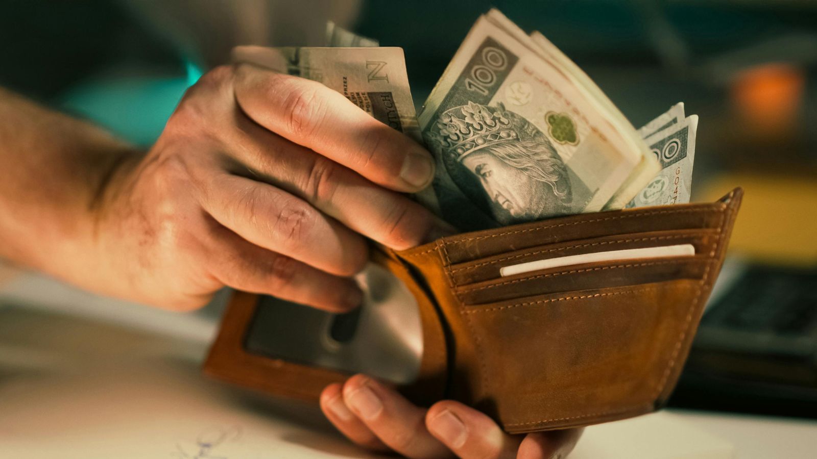 Emeryt z Łodzi to rekordzista. Tyle ZUS płaci mu co miesiąc, kwota to nie żart