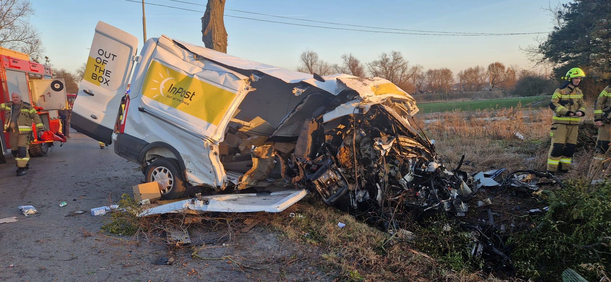 Tragiczny pościg. Ukradł auto kuriera, skończył na drzewie. Ludzie mogli zareagować tylko w jeden sposób