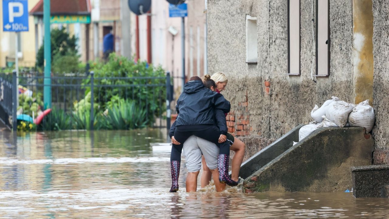 Nawet 10 dni urlopu z powodu powodzi. Komu przysługują dodatkowe dni wolne?