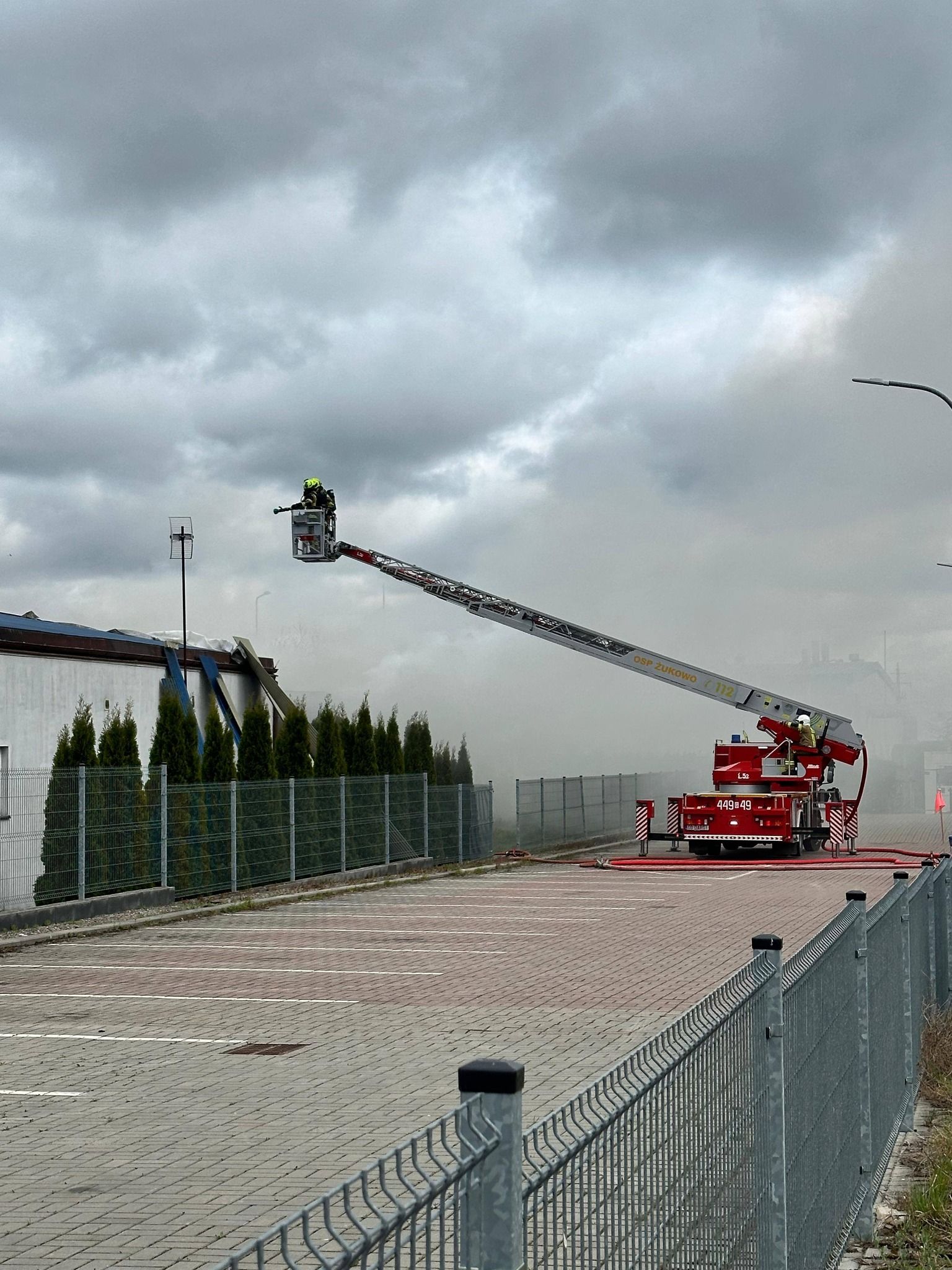 Pożar na Kaszubach. Ewakuowano 50 osób, w akcji 22 zastępy straży pożarnej