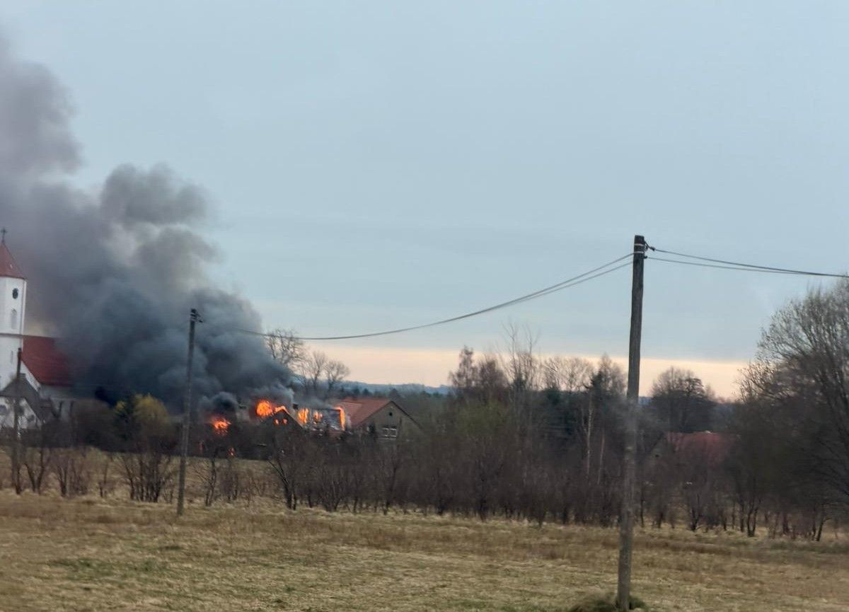Potężny pożar w polskiej miejscowości. W akcji dziesiątki zastępów straży pożarnej