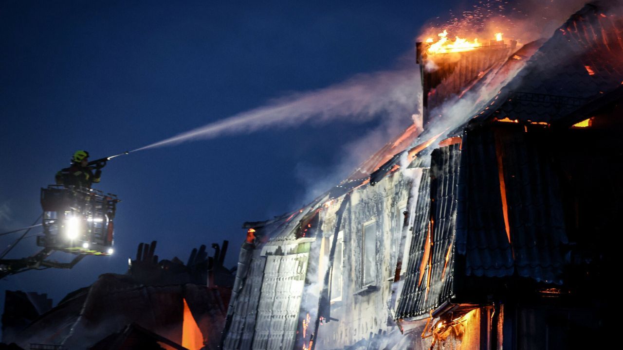 Potężny pożar hali produkcyjnej. W akcji 14 zastępów straży