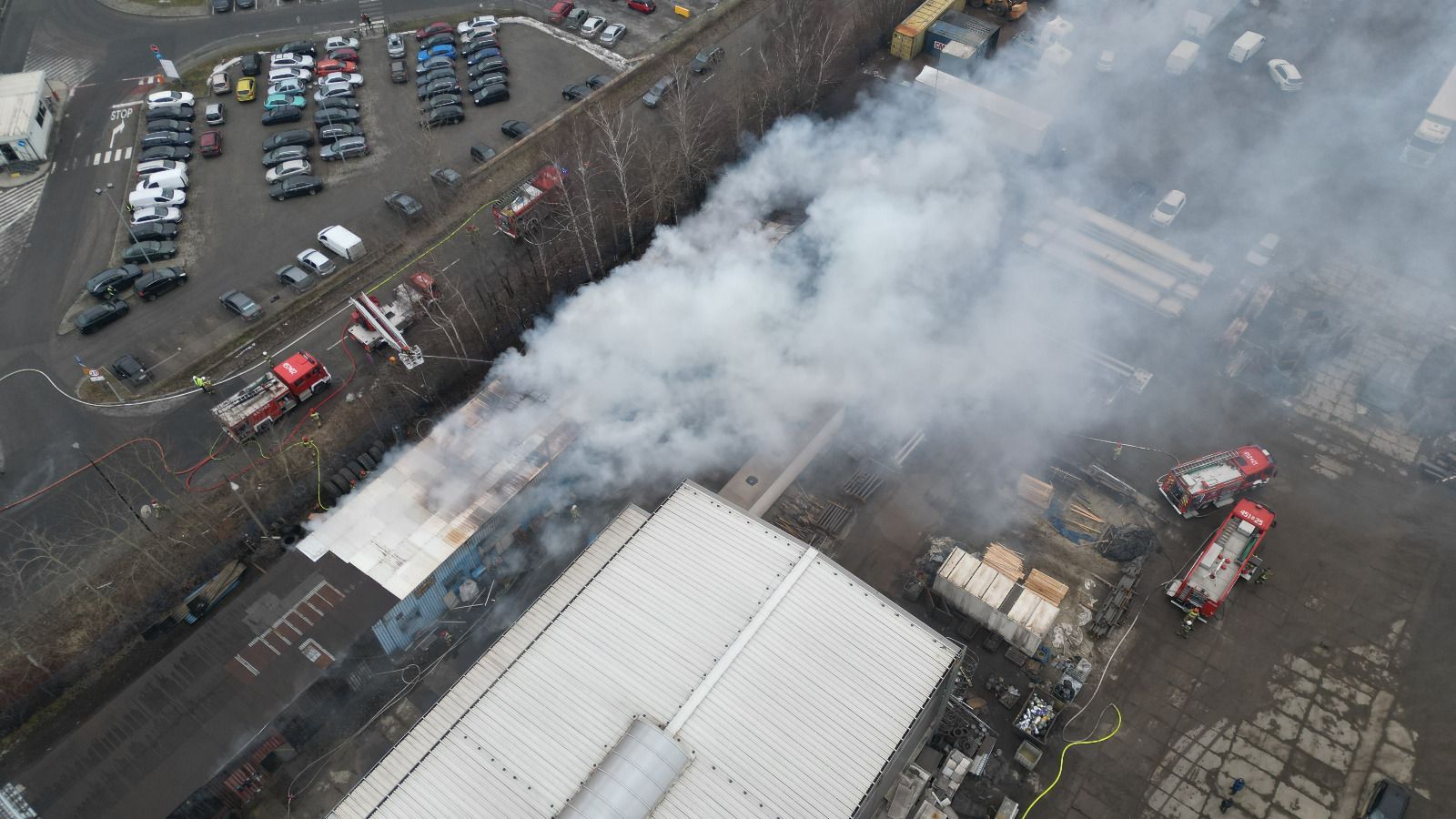 Pożar w polskim mieście. Kłęby dymu widać z daleka. Trwa akcja służb