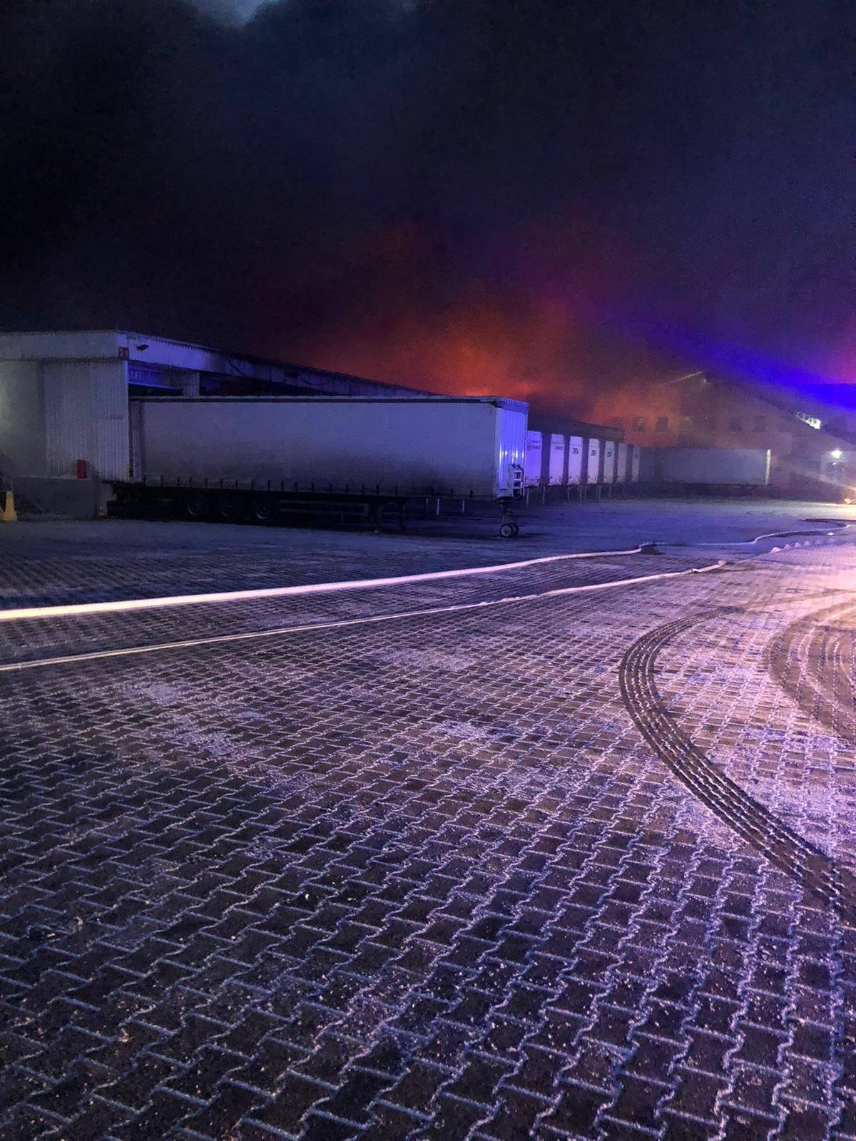 Płomienie i dym widać z kilometrów. Katastrofalny pożar, w akcji 30 zastępów straży pożarnej