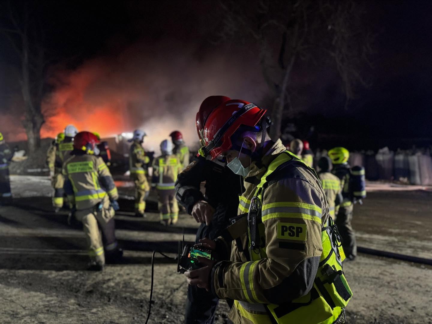 Pożar w zakładzie utylizacji opon, w akcji ponad 100 strażaków. Służby apelują do mieszkańców okolicy