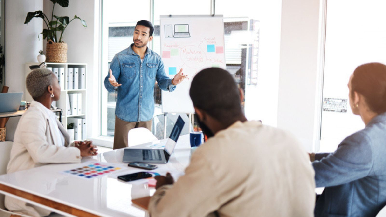 Pokolenia przy biurku – co łączy, a co dzieli pracowników od Z do X?