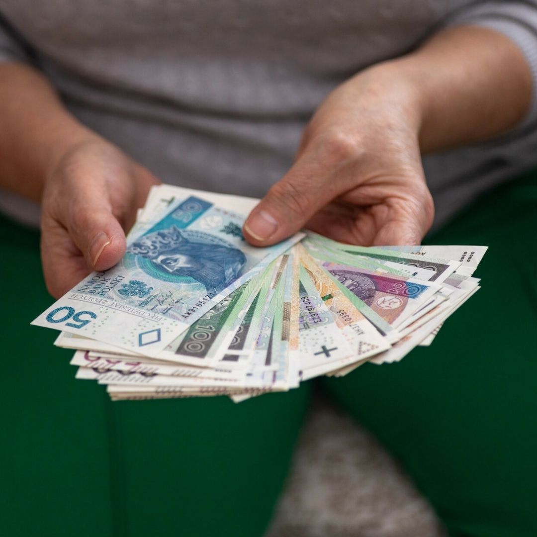 Przepracowała 10 lat i osiągnęła wiek emerytalny. Taką emeryturę wypłaca jej ZUS