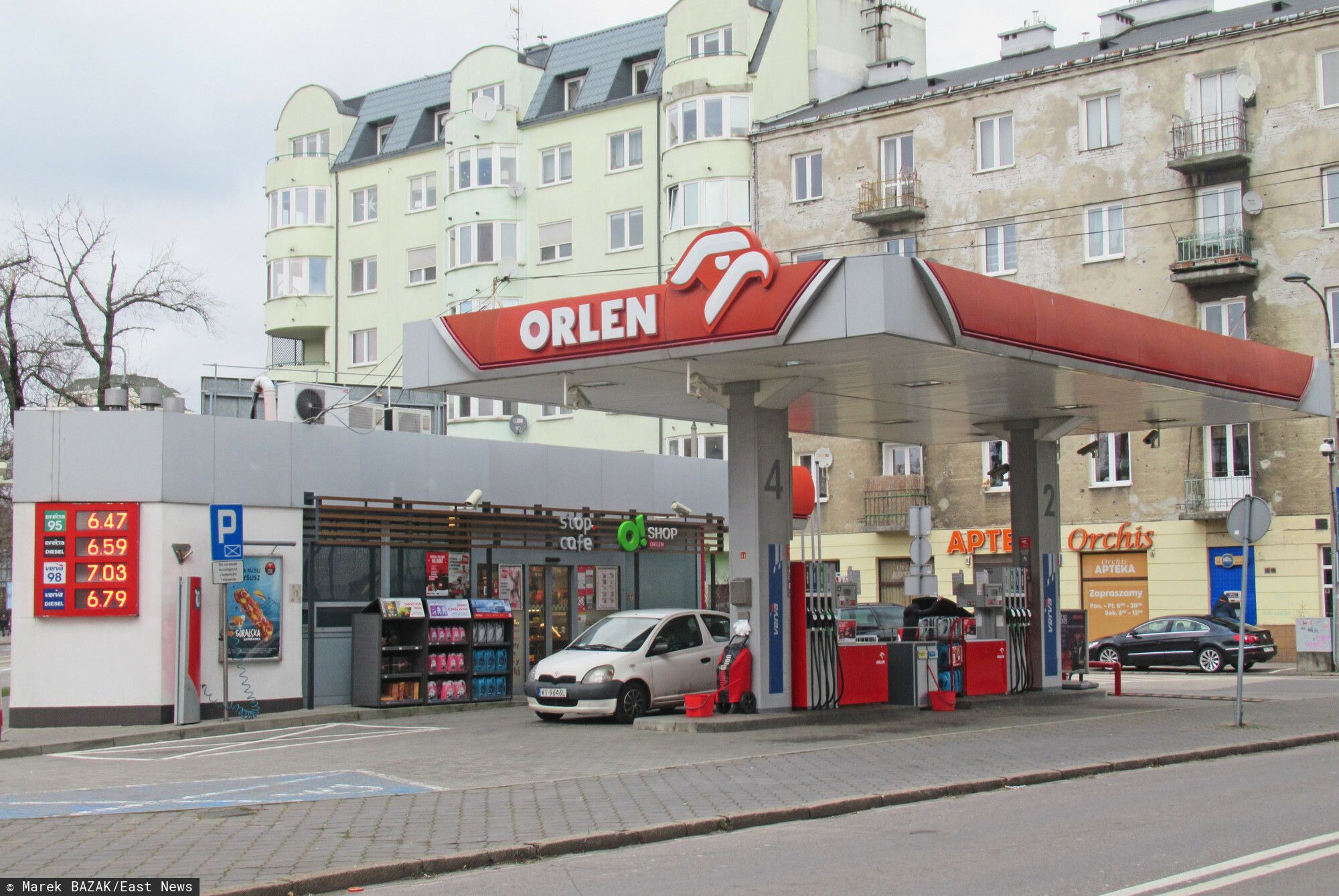 Tyle "na rękę" zarabiają pracownicy stacji. Padły kwoty na Orlenie, zależą od tego czynnika