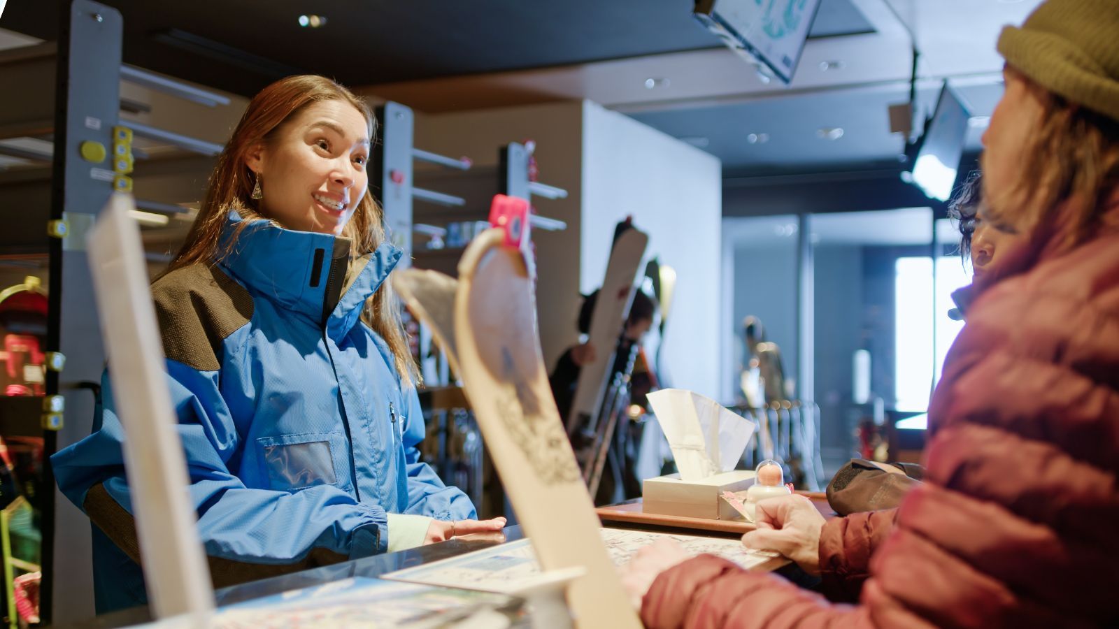 Szukają ludzi do pracy, a chętnych brak. Bez kwalifikacji można zarobić choćby 12 tysięcy