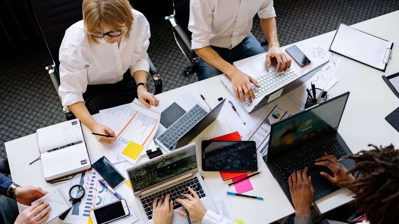 Umowa zlecenie wydłuży staż pracy? Nie w tym przypadku, PIP stawia sprawę jasno