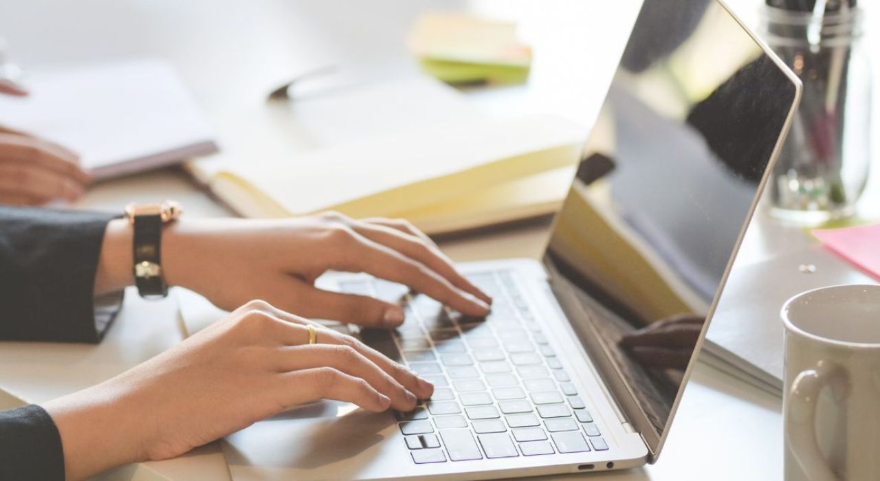 Zmiany dla 150 tys. pracowników w Polsce. Wyższe wynagrodzenie i dodatkowe 3 miesiące urlopu