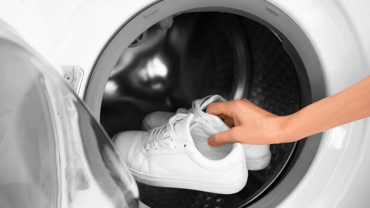 Jak prać buty w pralce? Zastosuj prosty trik i się nie zniszczą