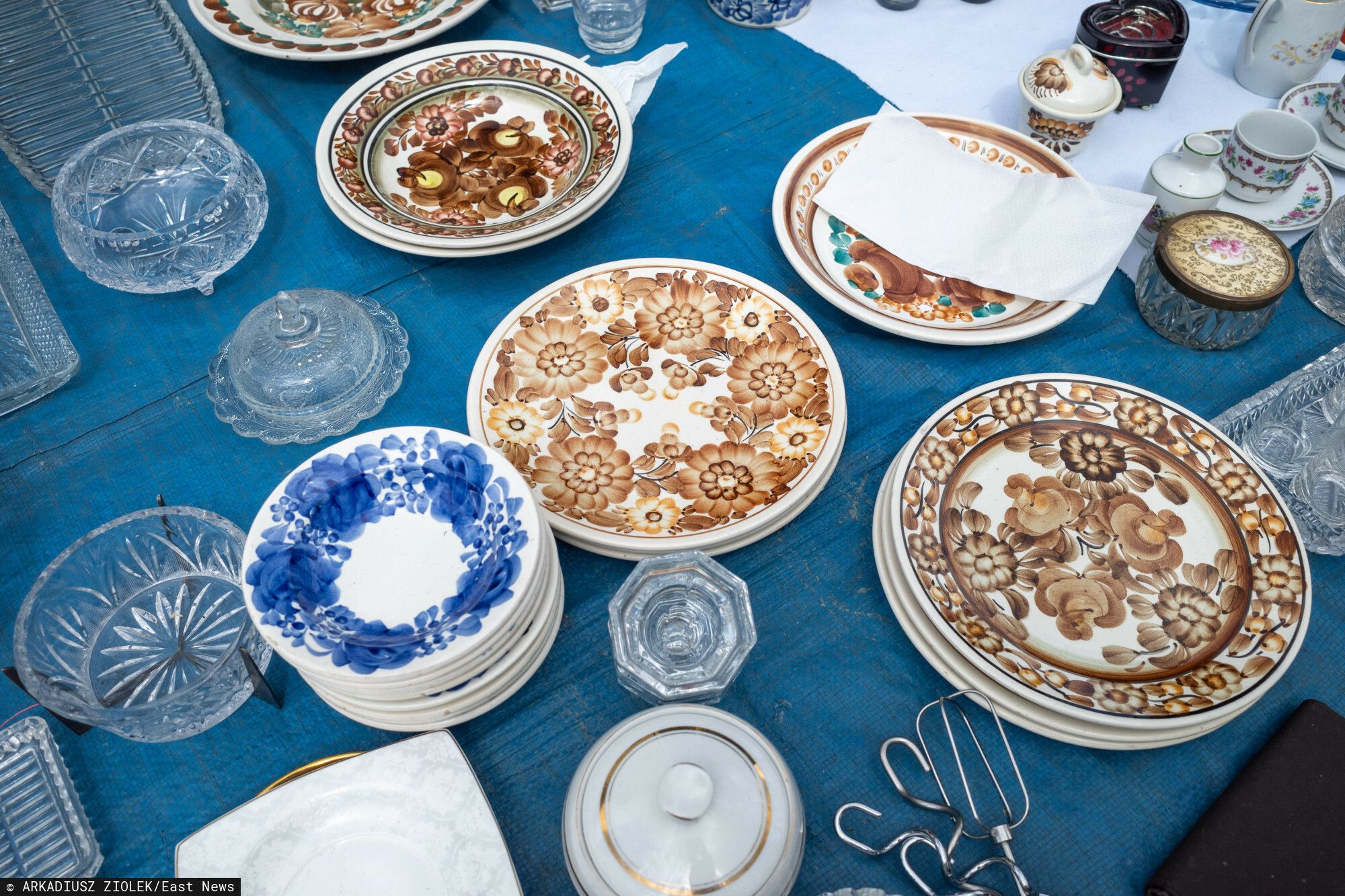 Takie zastawy miały nasze babcie, dziś to rzadkość. Kolekcjonerzy płacą krocie