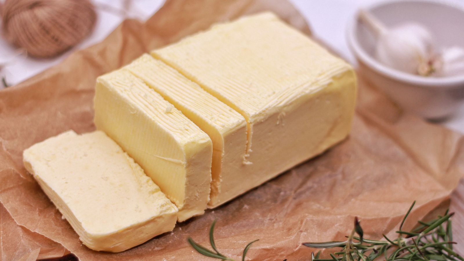 Tanie masło zagrożeniem dla gospodarki. Esperci mówią wprost