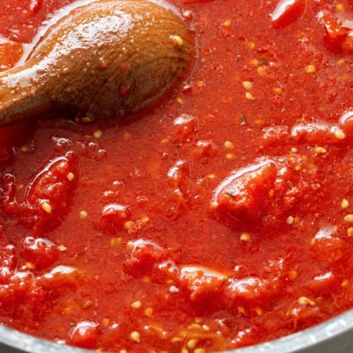 Przesmaż z cebulą i dodaj do pomidorowej. Bosko podkręci smak