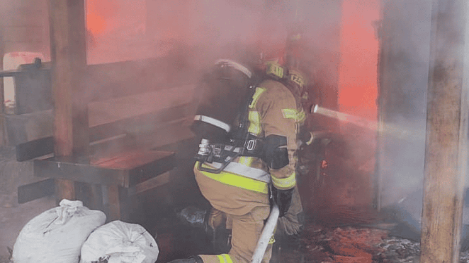 Pożar domu w miejscowości Jasień-Nowakówka. 6 zastępów straży pożarnej w akcji