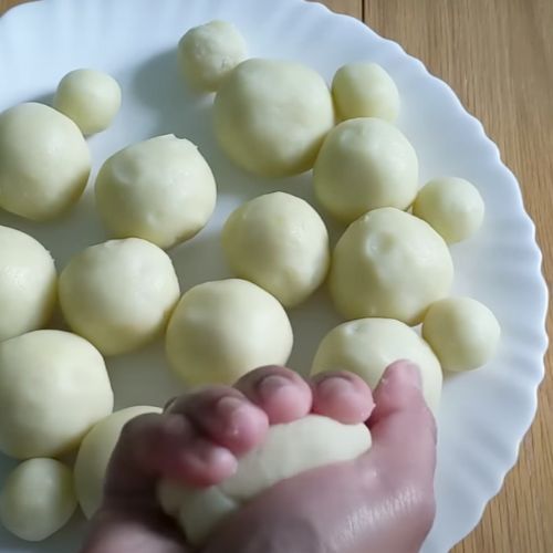 formowanie kulek z ziemniaków