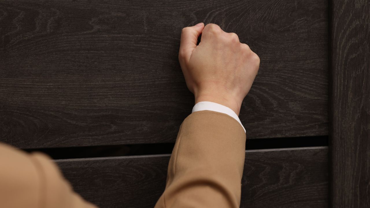 Przychodzą do domów i udają kontrolerów. Jest ostrzeżenie, lepiej im nie otwierać