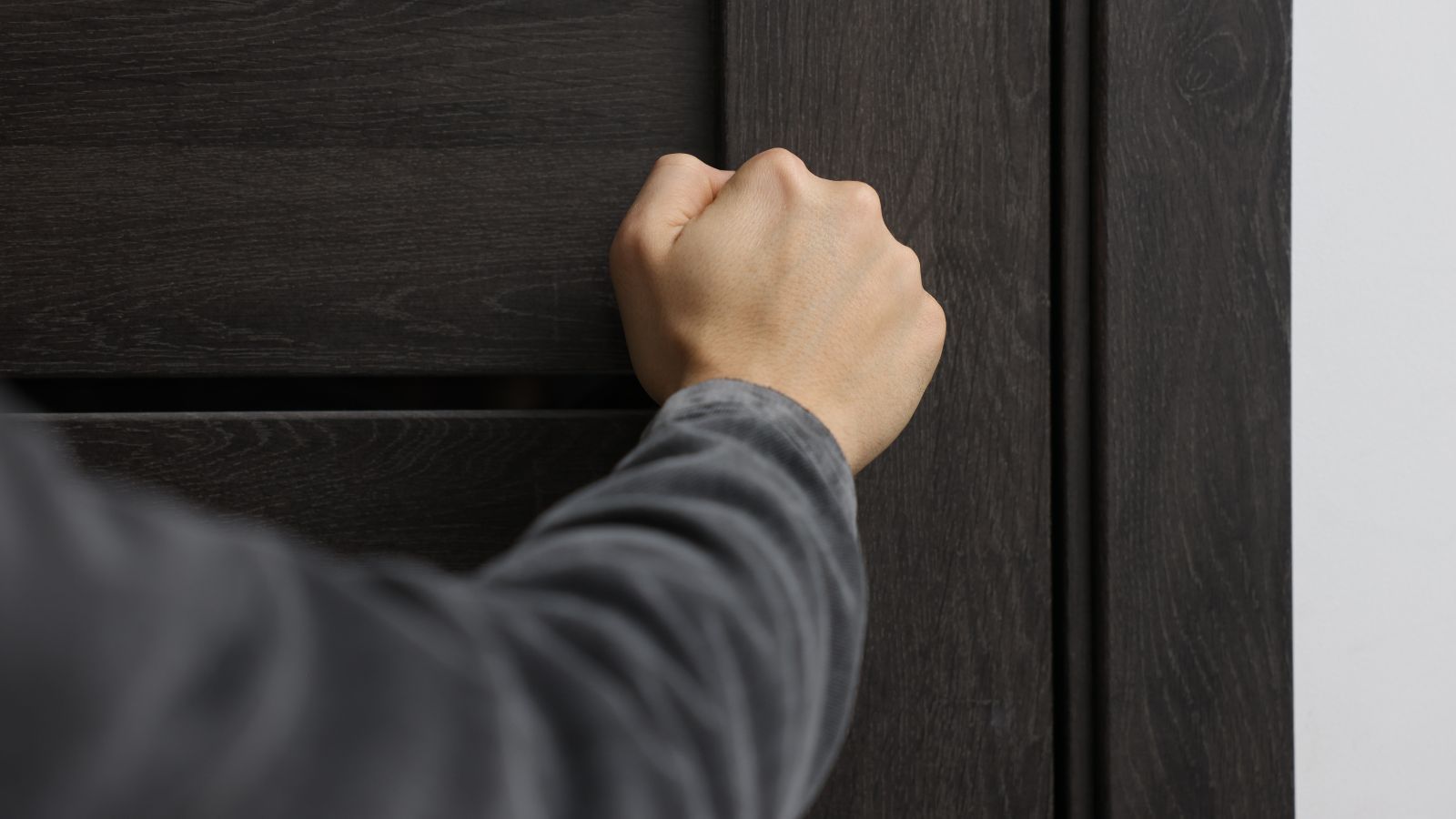 Komornik do końca życia zapamięta ten dzień. "Zakrwawiona twarz, ubranie i akta"