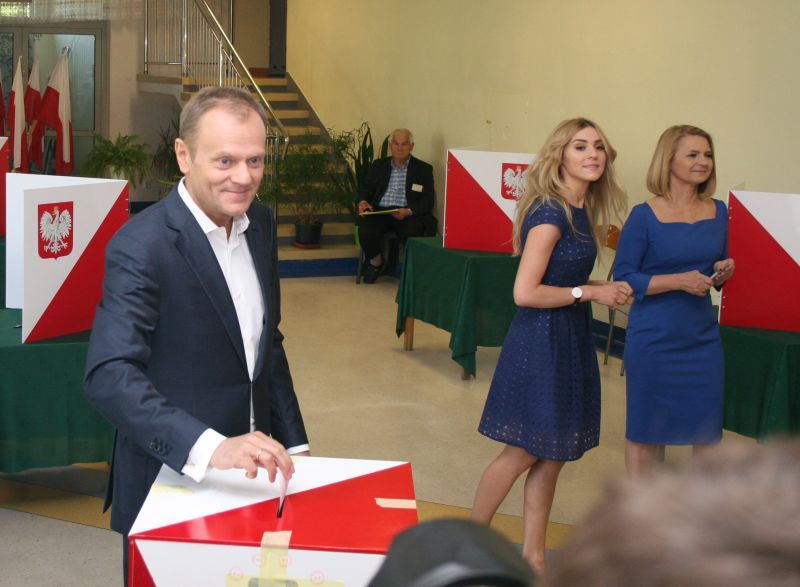 Donald Tusk głosujący wraz z rodziną