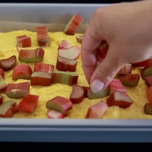 To ciasto z rabarbarem jest hitem w moim domu. Robię je co roku o tej porze