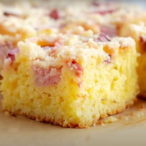 To ciasto z rabarbarem jest hitem w moim domu. Robię je co roku o tej porze