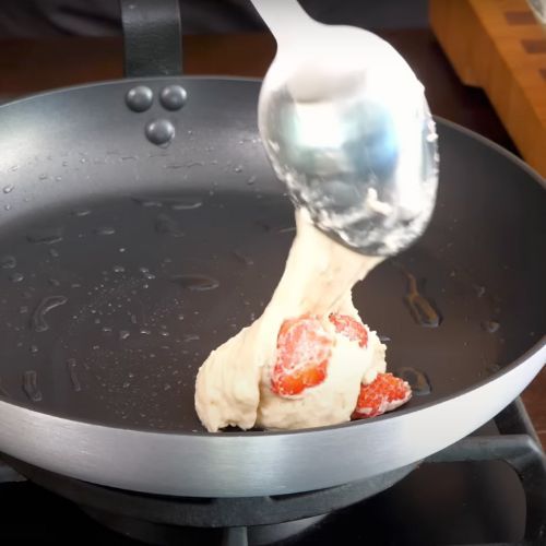 Żadne jabłka. Strzelczyk robi racuchy z innymi owocami