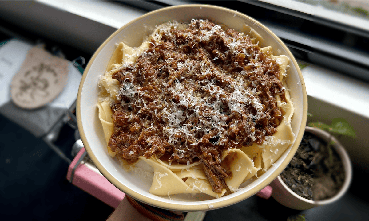 Aromatyczne, gęste i idealne do makaronu. Tak robię ragu z wołowych żeberek