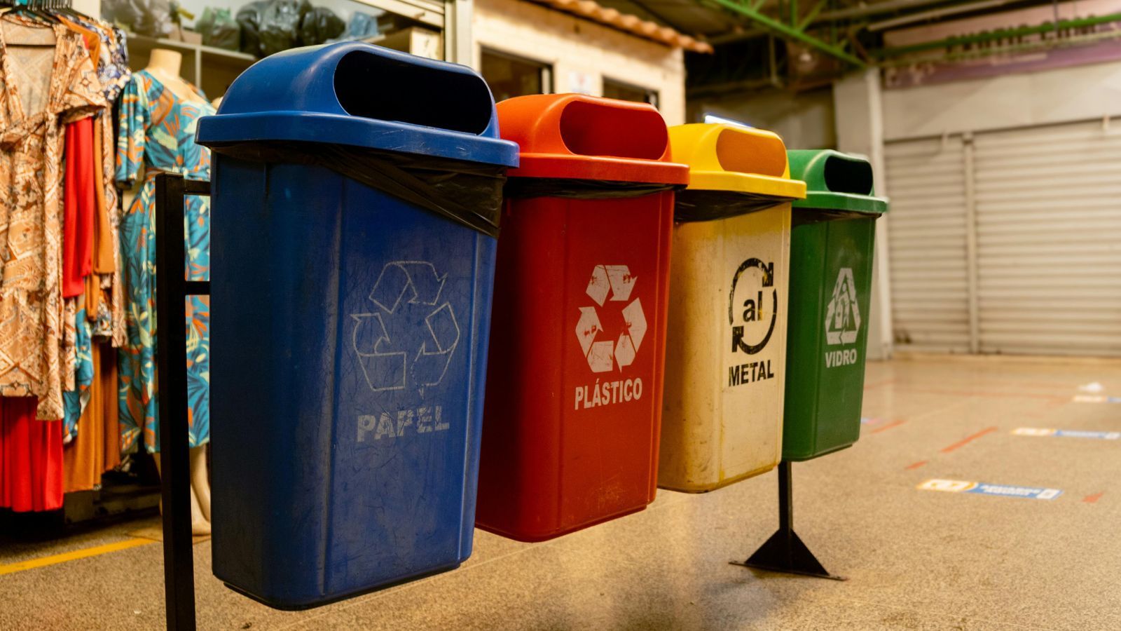 Czy stare sztućce można wyrzucić do zmieszanych? Odpowiedź Cię zaskoczy, Polacy nie mieli pojęcia