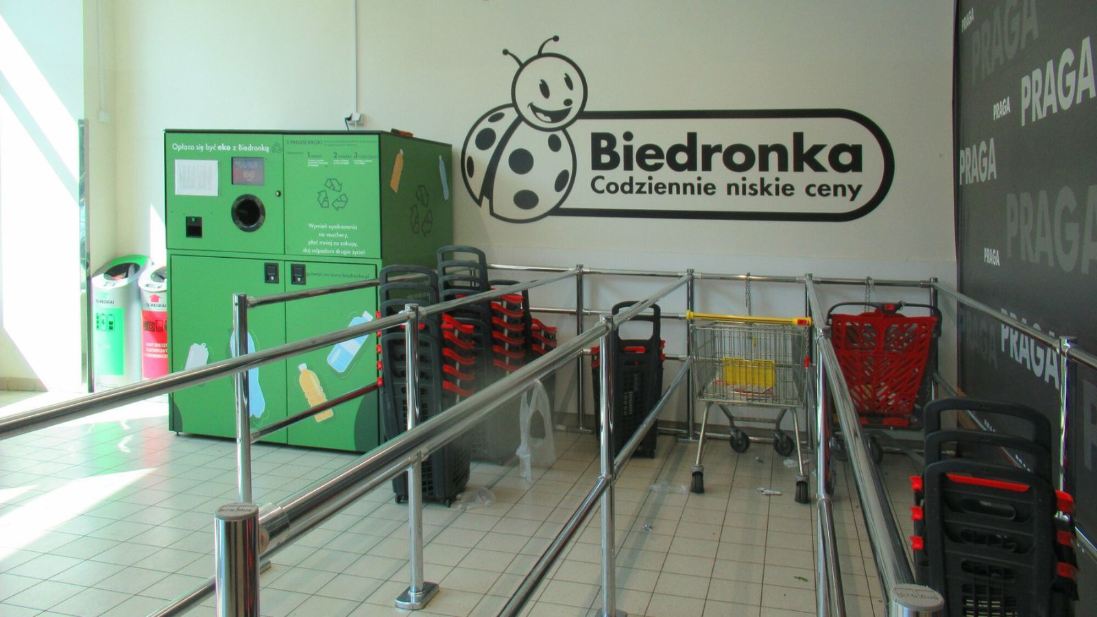 Zwrócił kilkaset puszek w Biedronce. Zamiast pieniędzy, przy kasie czekało go rozczarowanie