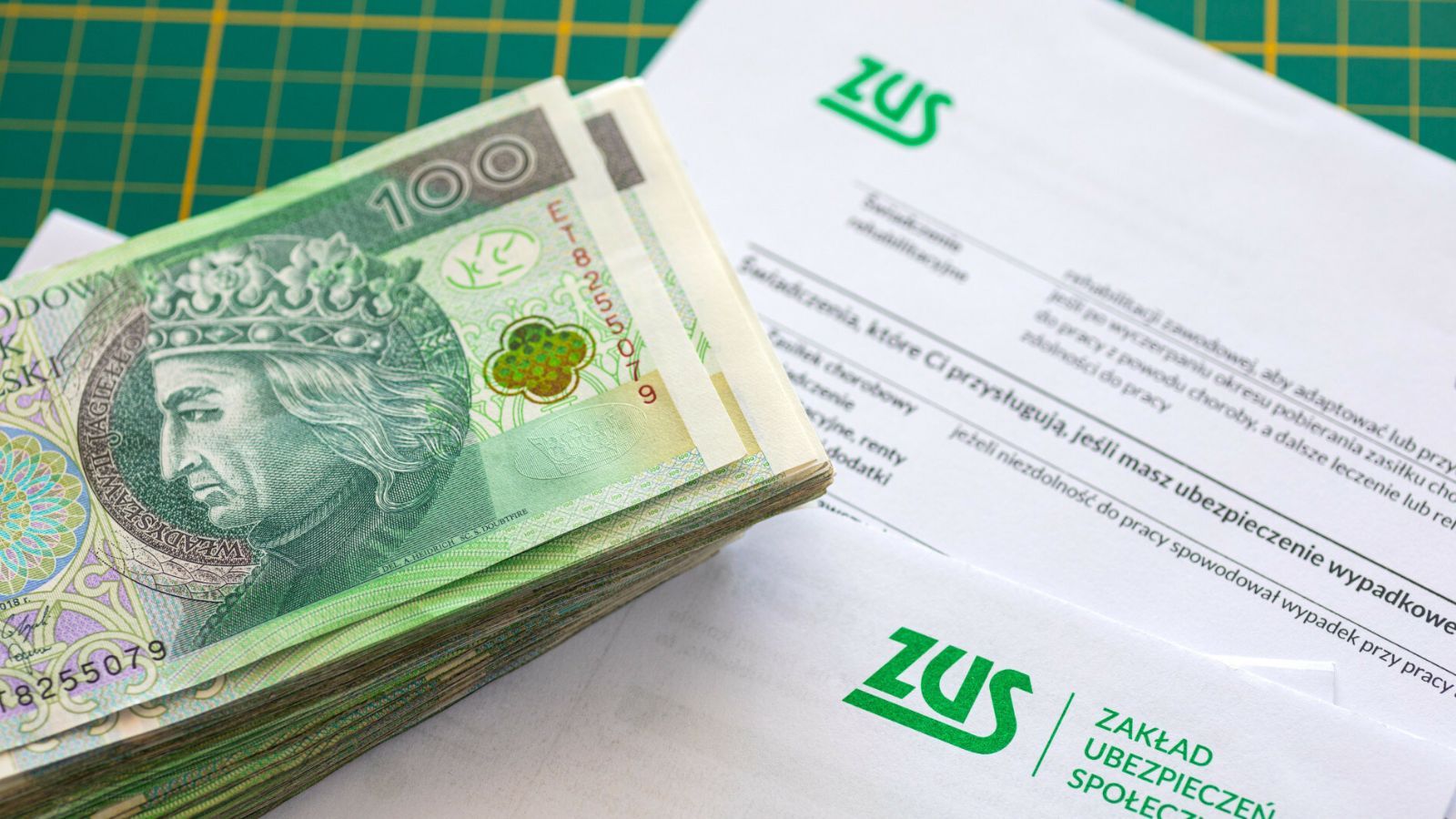 Napis i logo ZUSu z pieniędzmi w tle