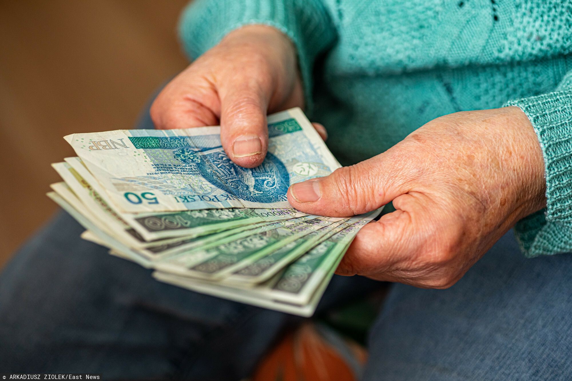 ZUS wprowadza nowe zasady renty wdowiej. Tyle realnie seniorzy zyskają na rękę