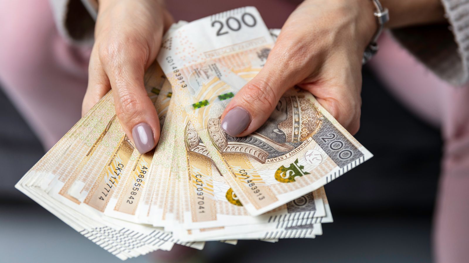 208 tys. zł jednorazowo za urodzenie dziecka zamiast 800 plus. Ministra rodziny zabiera głos