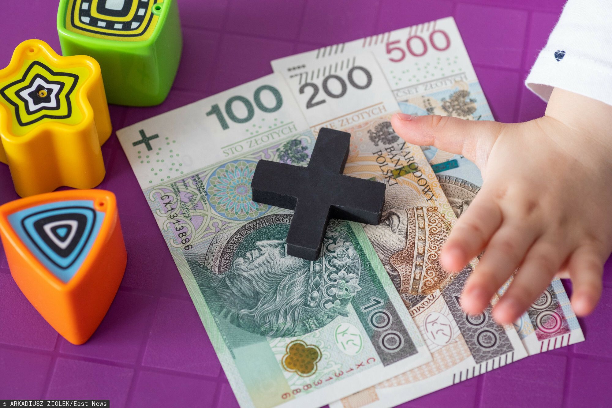 Podwójne 800 plus trafi na konta Polaków. ZUS ma niespodziankę dla tej grupy rodziców