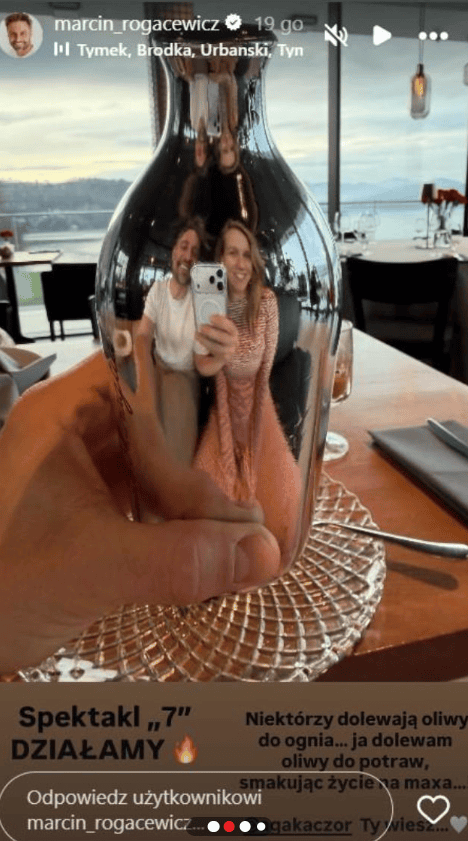 Marcin Rogacewicz z gadżetem w rękach. Romantyczna kolacja w tle