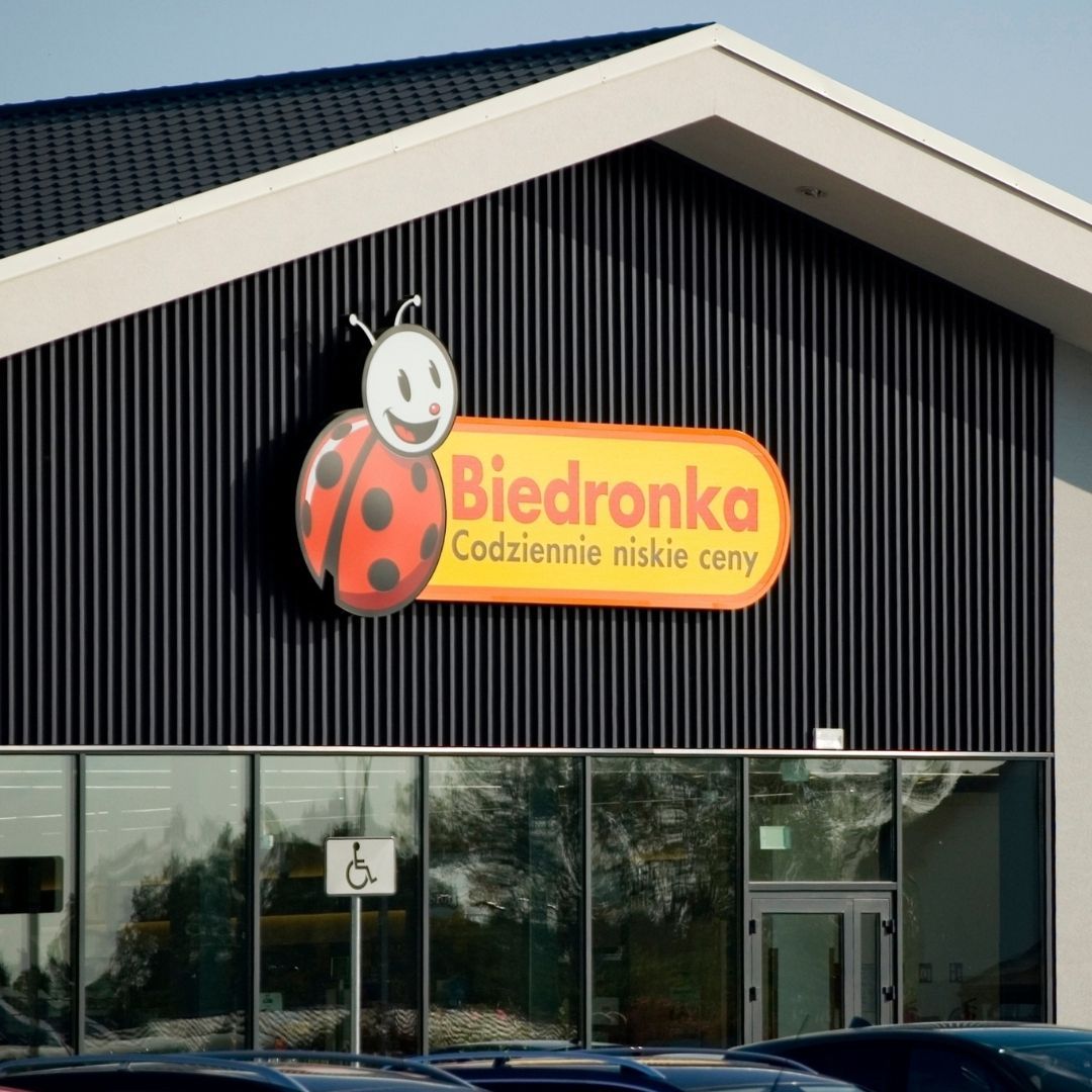Biedronka kusi przed szkołą. 1+1 gratis, LEGO taniej i 250 zł w voucherach