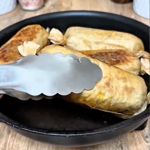 Zawijam wszystko w papier do pieczenia i układam na patelni. To danie smakuje jak z restauracji