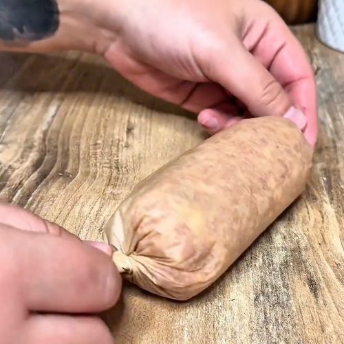 Zawijam wszystko w papier do pieczenia i układam na patelni. To danie smakuje jak z restauracji