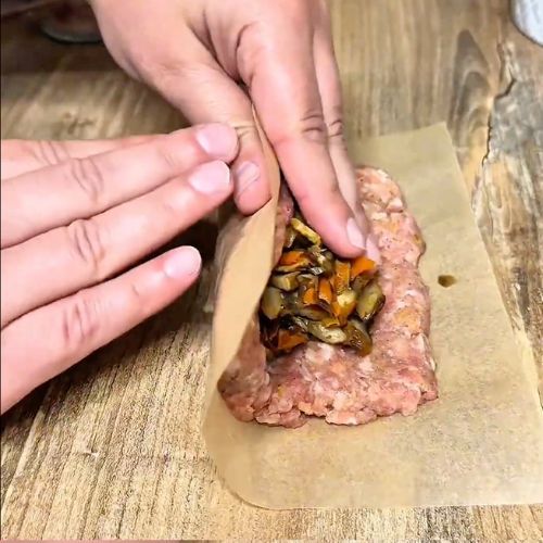 Zawijam wszystko w papier do pieczenia i układam na patelni. To danie smakuje jak z restauracji