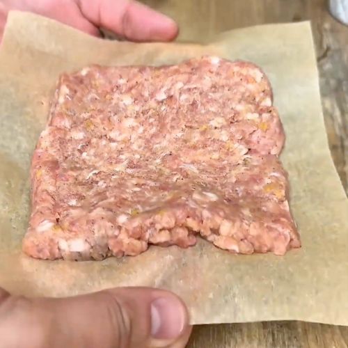 Zawijam wszystko w papier do pieczenia i układam na patelni. To danie smakuje jak z restauracji