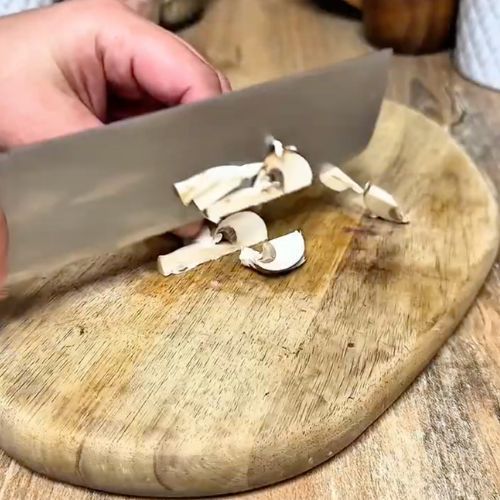 Zawijam wszystko w papier do pieczenia i układam na patelni. To danie smakuje jak z restauracji